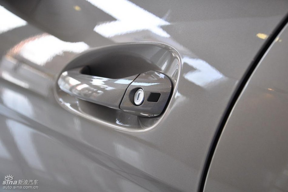 全新奔驰C级店内实拍图