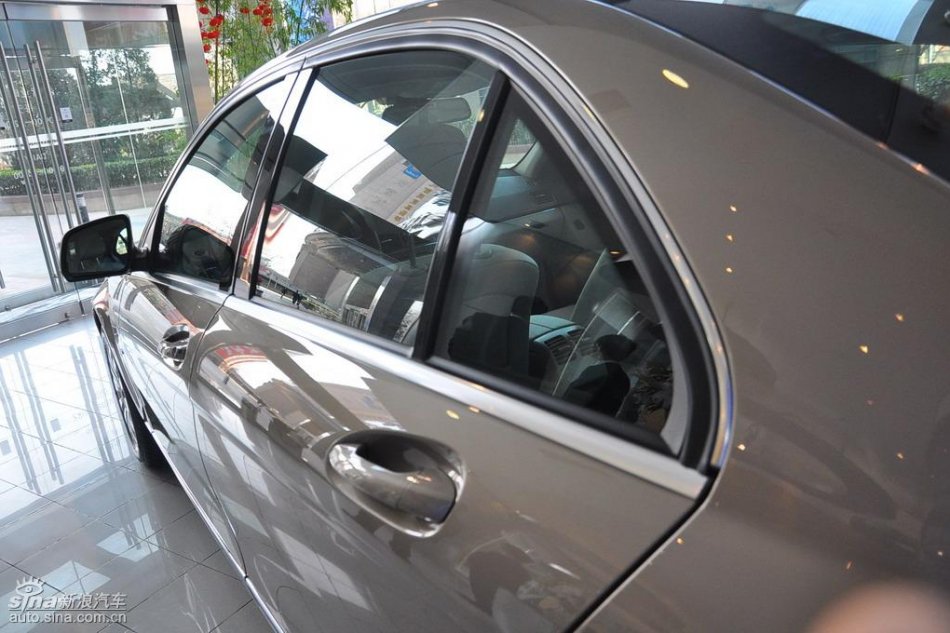 全新奔驰C级店内实拍图