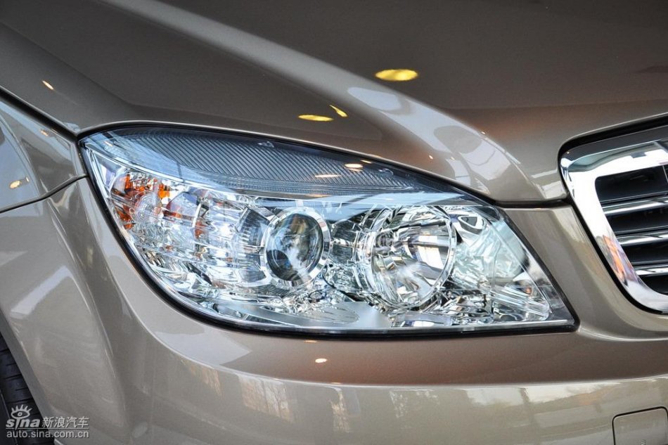 全新奔驰C级店内实拍图