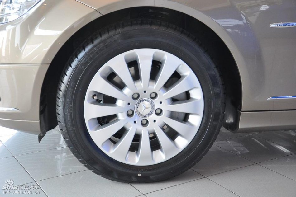 全新奔驰C级店内实拍图