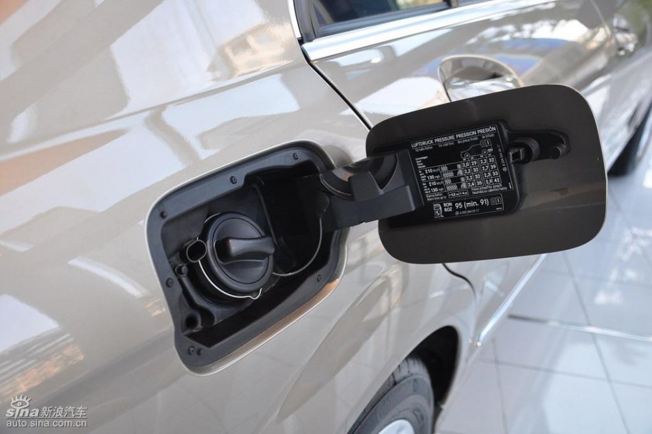 全新奔驰C级店内实拍图