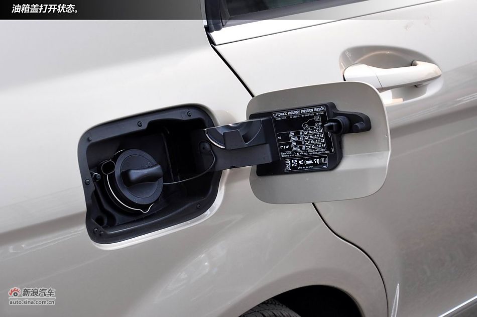 广州试驾奔驰新一代C级轿车