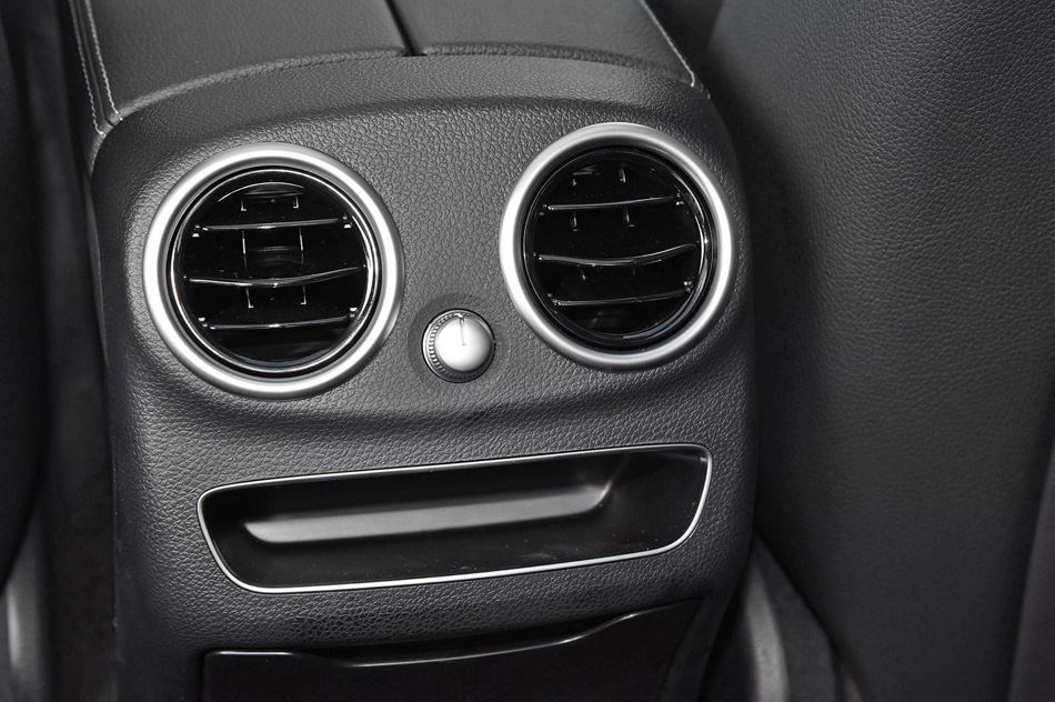 2019款 C 260 L 运动版 座椅空间