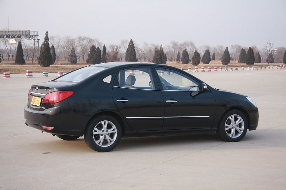 伊兰特悦动实拍图外观