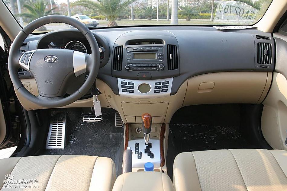 图为悦动内饰及细节