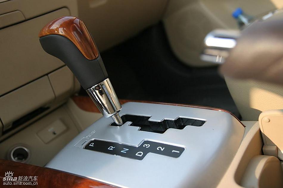 图为悦动内饰及细节