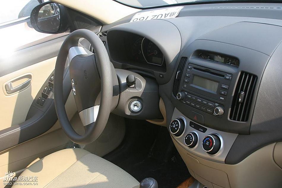 图为悦动内饰及细节