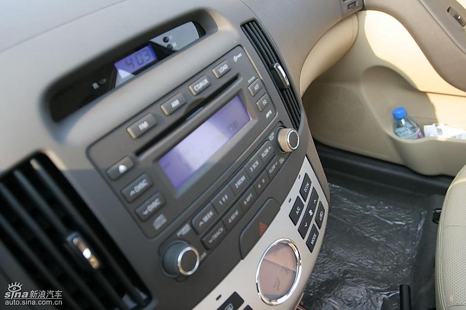 图为悦动内饰及细节