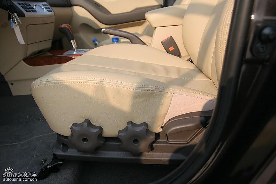 图为悦动内饰及细节