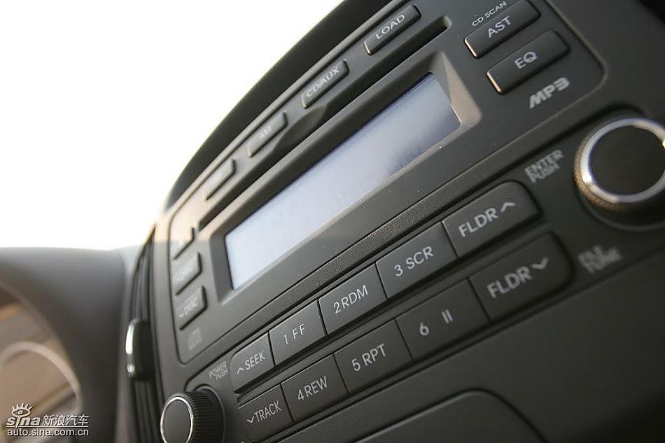 图为悦动内饰及细节