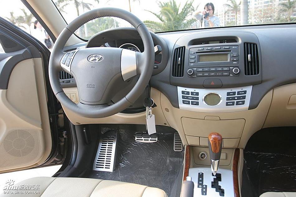 图为悦动内饰及细节