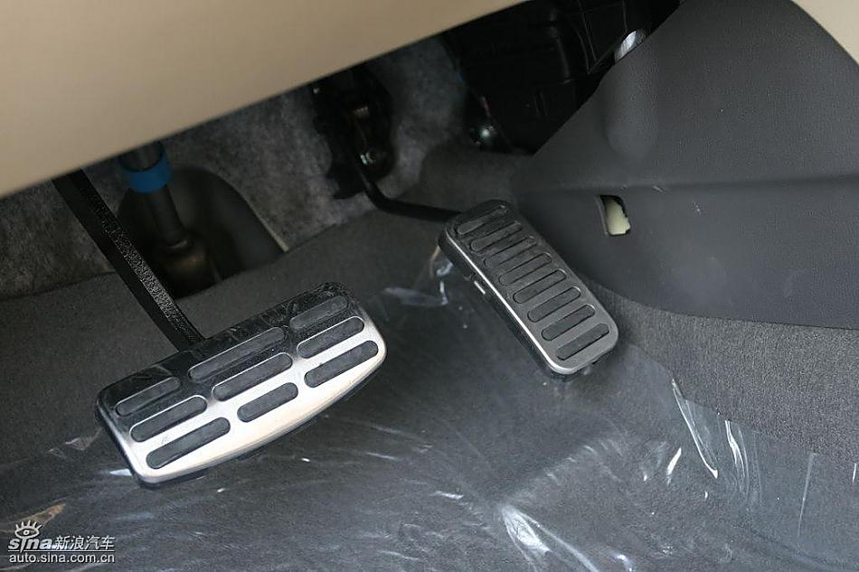 图为悦动内饰及细节