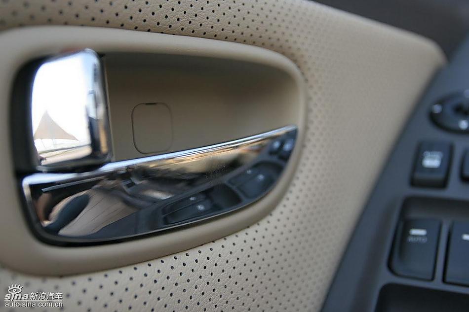 图为悦动内饰及细节