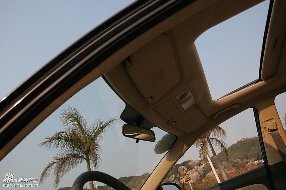 图为悦动内饰及细节