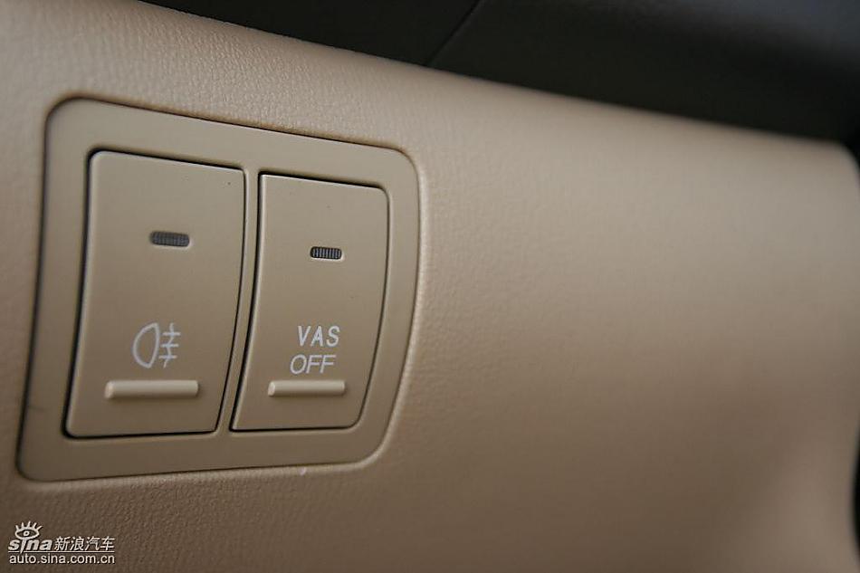 图为悦动内饰及细节