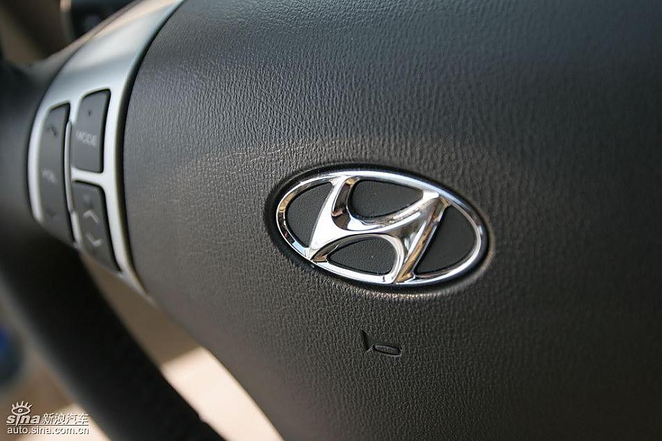 图为悦动内饰及细节