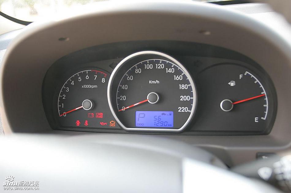 图为悦动内饰及细节