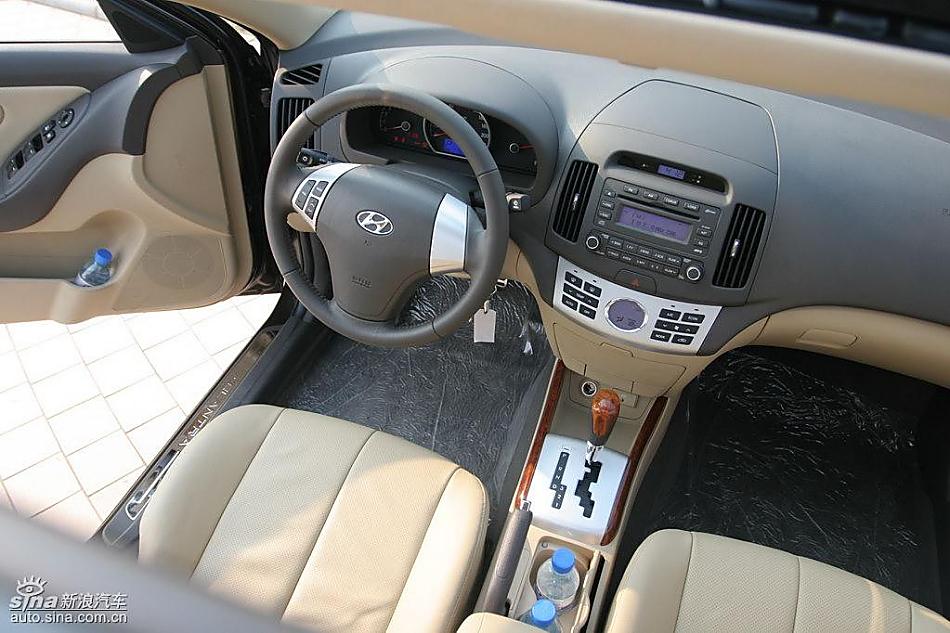 图为悦动内饰及细节