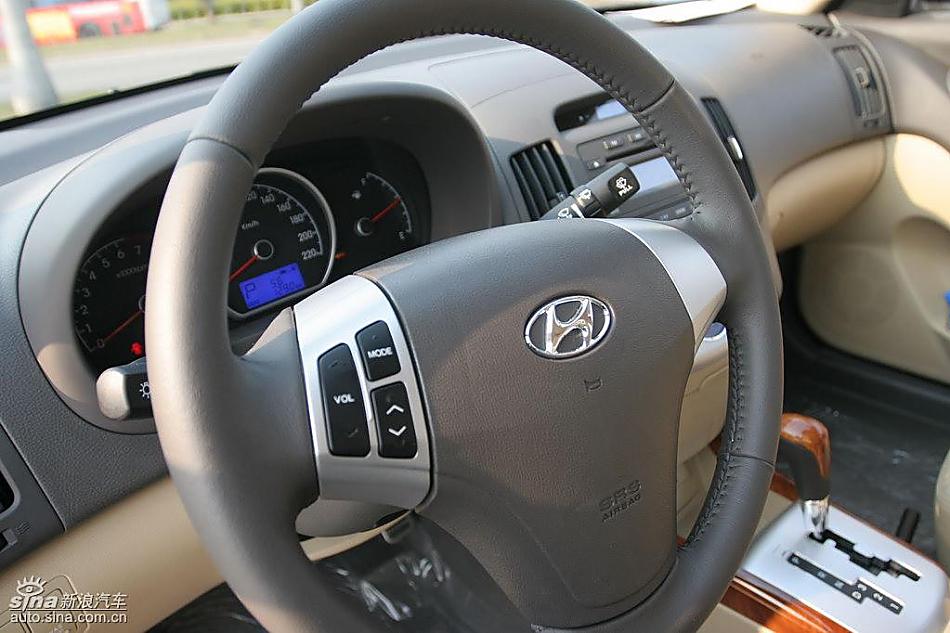 图为悦动内饰及细节