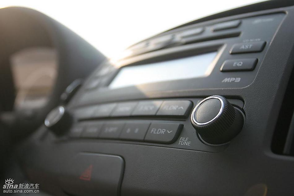 图为悦动内饰及细节