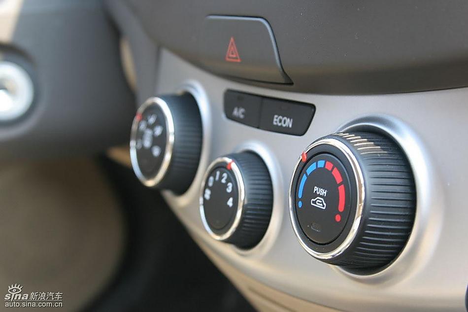 图为悦动内饰及细节