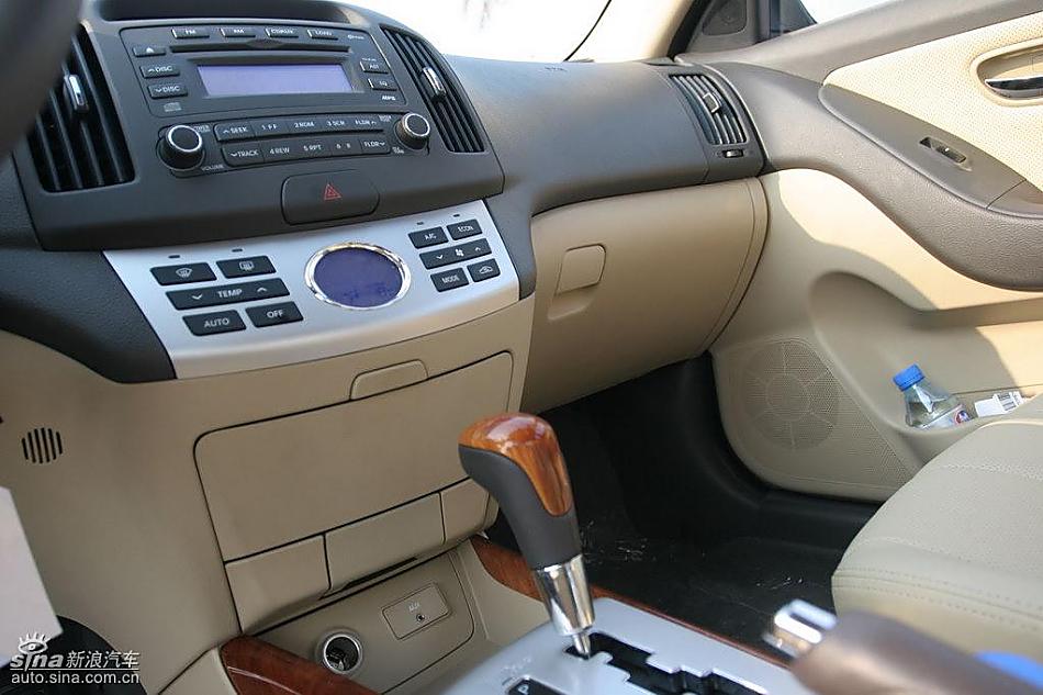 图为悦动内饰及细节