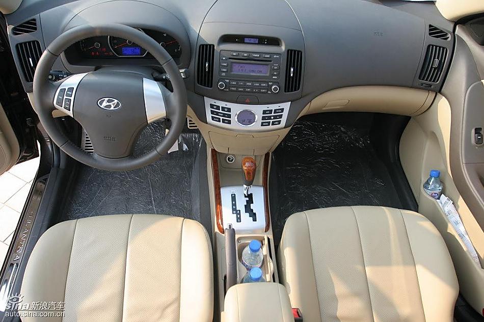 图为悦动内饰及细节