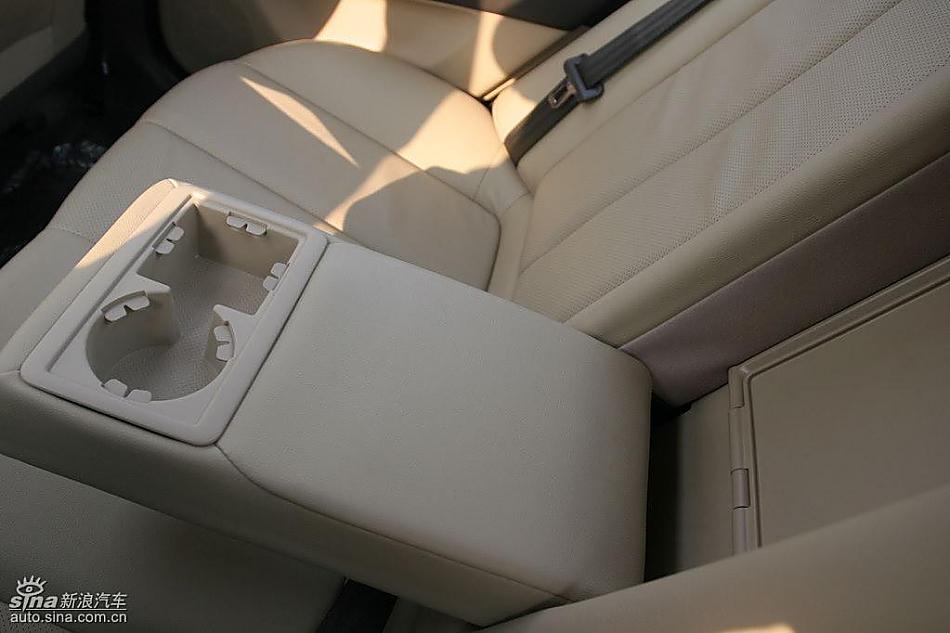 图为悦动内饰及细节