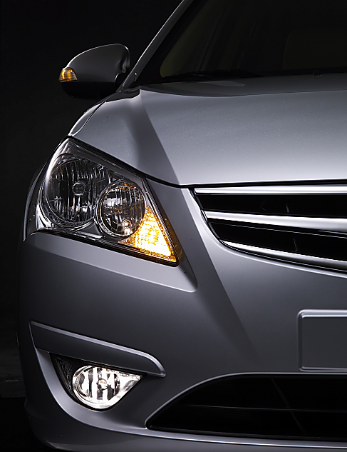 伊兰特悦动大灯特写