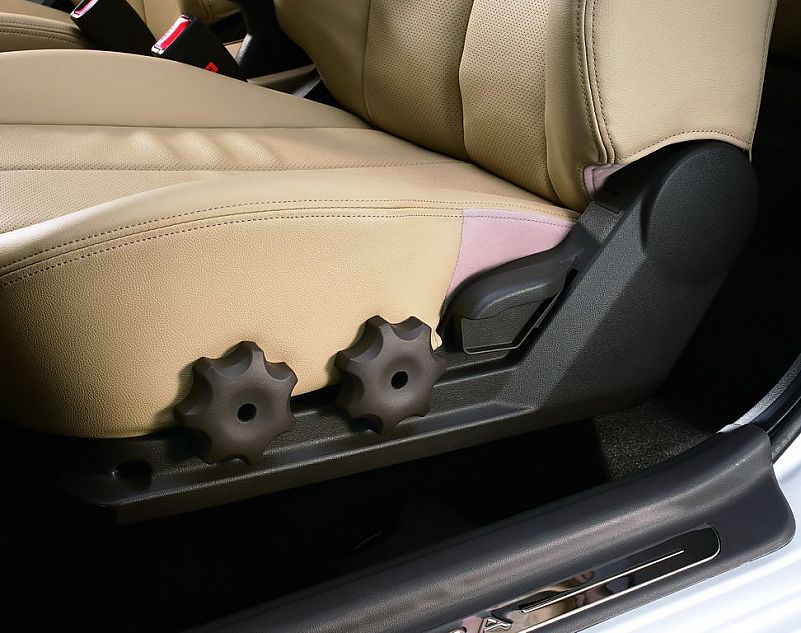 图为伊兰特悦动内饰及细节