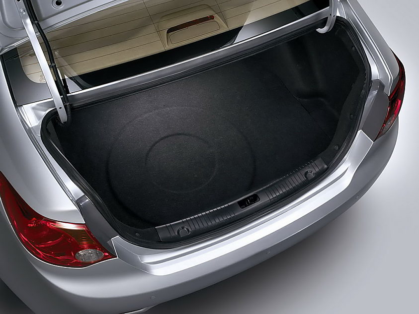 图为伊兰特悦动外观及细节