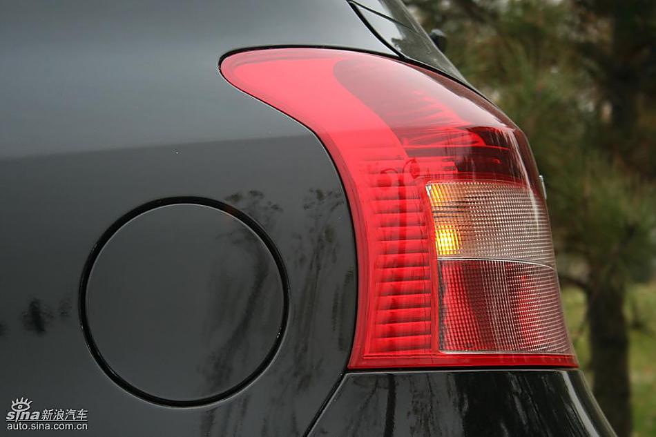 雅力士1.6RS 至尊锐动自动挡车型外观图