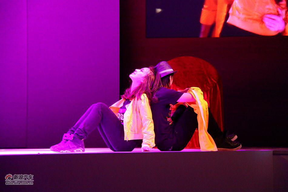 现场舞蹈揭幕上市按钮