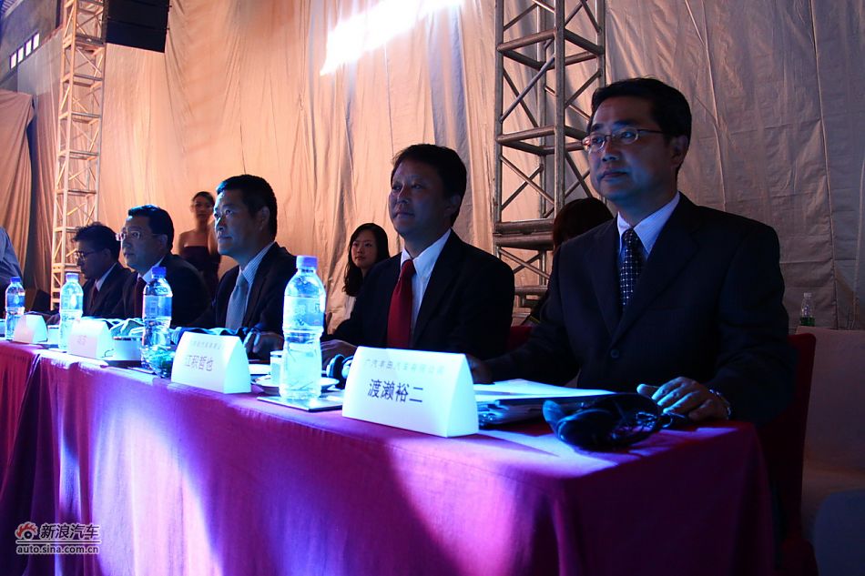 新雅力士上市现场图