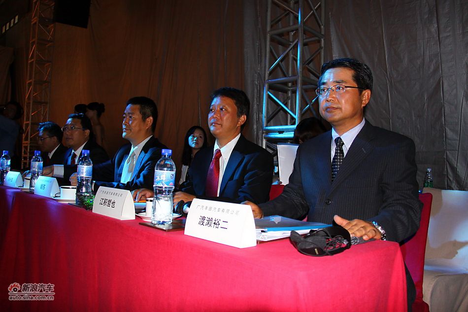 新雅力士上市现场图