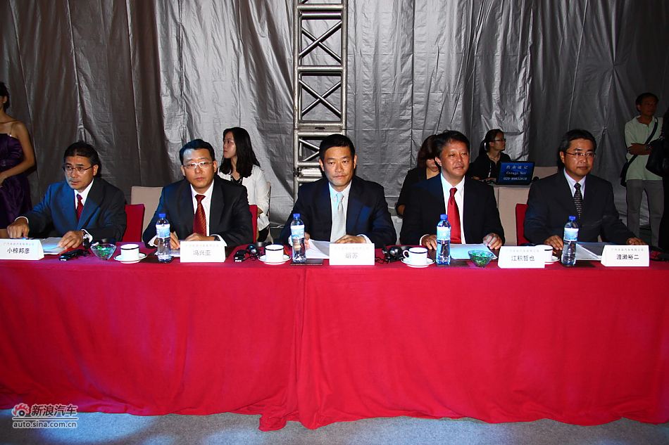 新雅力士上市现场图