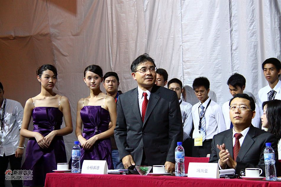 新雅力士上市现场图