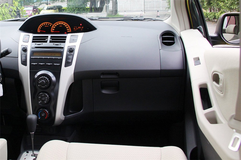 2011款雅力士1.3E魅动版自动