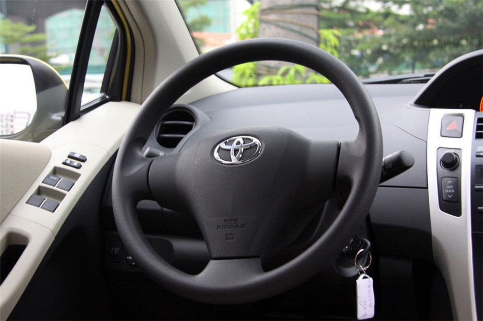 2011款雅力士1.3E魅动版自动