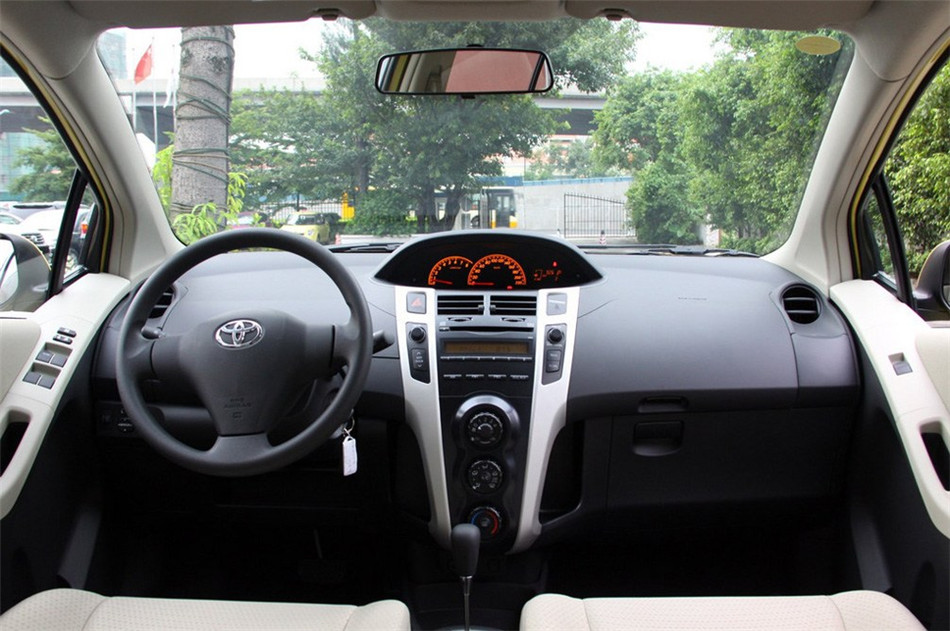 2011款雅力士1.3E魅动版自动