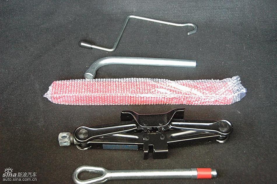 中华骏捷FRV1.3后备厢细节