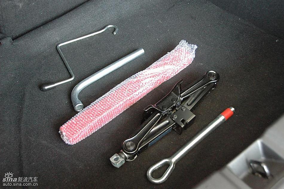 中华骏捷FRV1.3后备厢细节