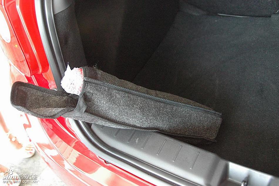 中华骏捷FRV1.3后备厢细节