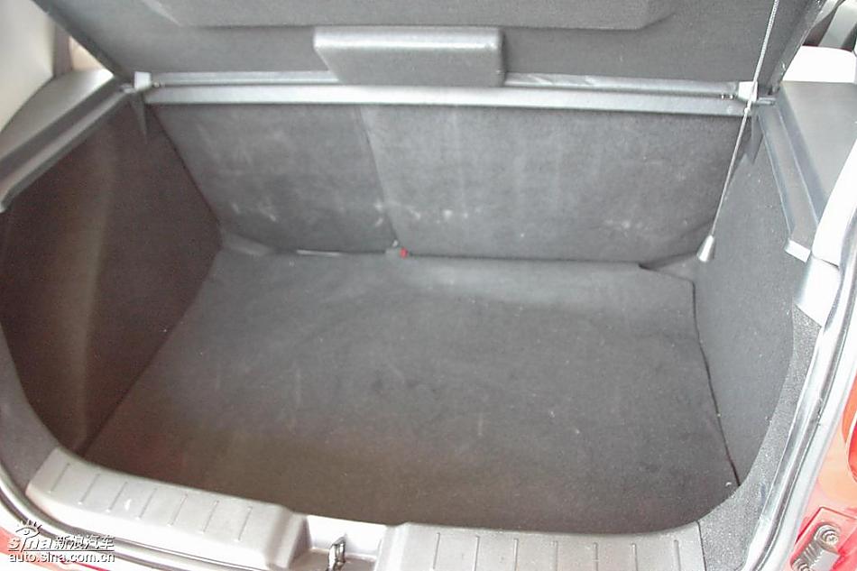 中华骏捷FRV1.3后备厢细节