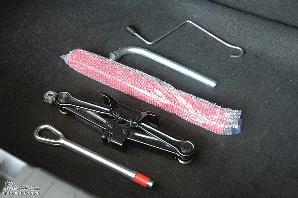 中华骏捷FRV1.3后备厢细节