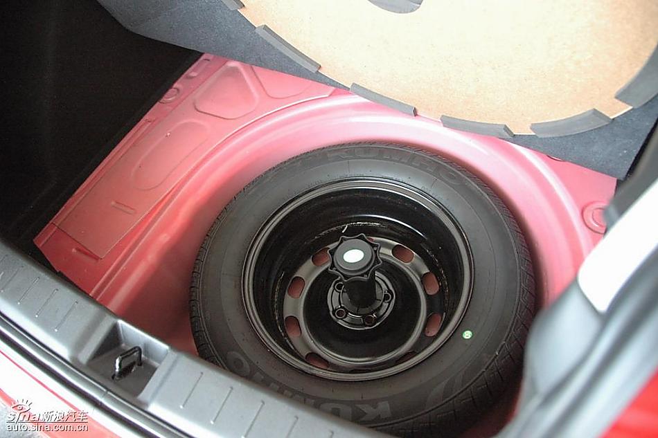 中华骏捷FRV1.3后备厢细节