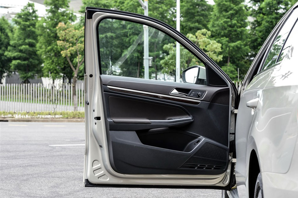 2015款 230TSI DSG 豪华版 座椅空间