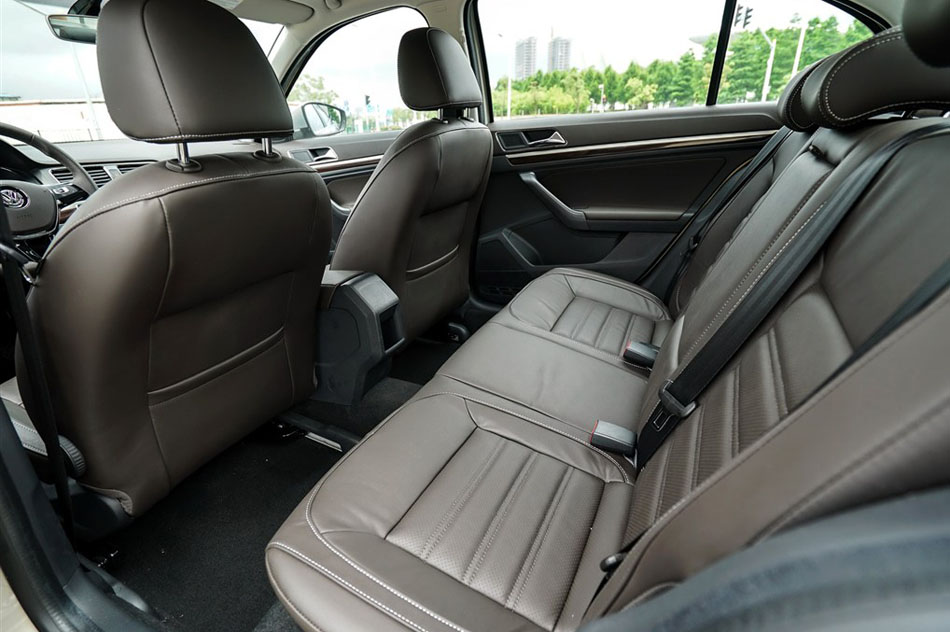2015款 230TSI DSG 豪华版 座椅空间