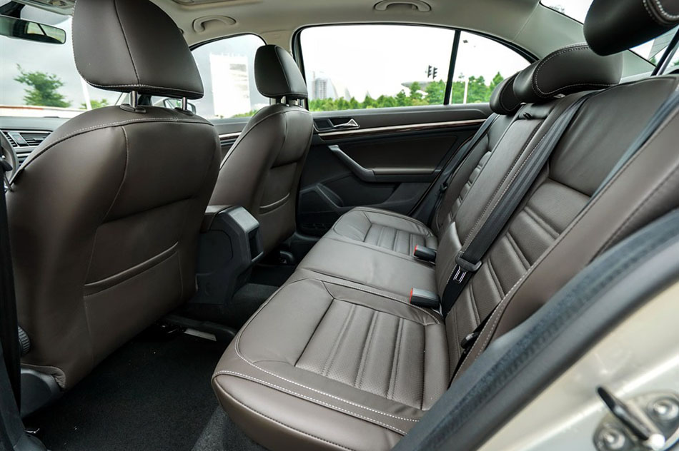 2015款 230TSI DSG 豪华版 座椅空间