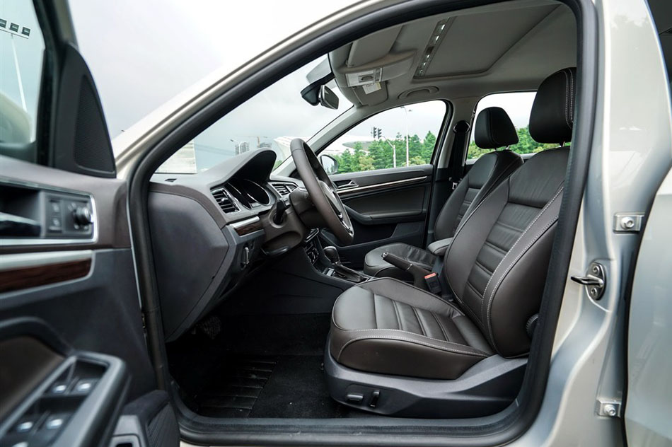 2015款 230TSI DSG 豪华版 座椅空间